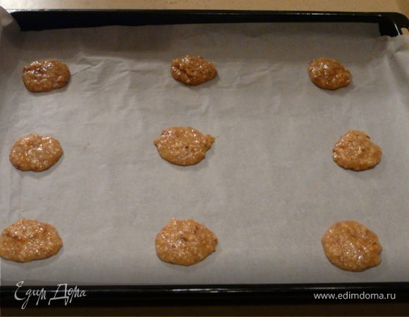 смешать с сухими компонентами. Дать остыть пару минут.
На деко, застеленное бумагой выкладывать чайной ложкой далеко друг от друга шарики.