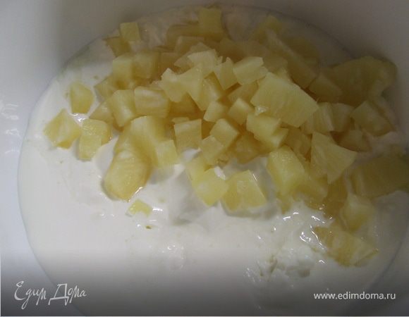 Начинка:
Взбиваем яйца с сахаром, добавляем сметану и ананасы