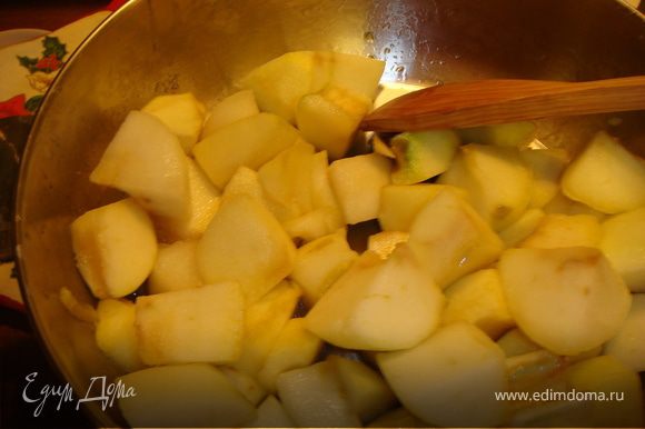 Яблоки очистить от кожуры и сердцевины, нарезать на четвертинки. Выложить в кастрюльку, добавить 55 г сахара, воду и довести до кипения, затем убавить огонь и тушить минут 25, до мягкости, время от времени перемешивая деревянной ложкой.