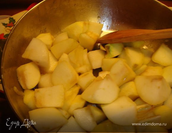 Яблоки очистить от кожуры и сердцевины, нарезать на четвертинки. Выложить в кастрюльку, добавить 55 г сахара, воду и довести до кипения, затем убавить огонь и тушить минут 25, до мягкости, время от времени перемешивая деревянной ложкой.