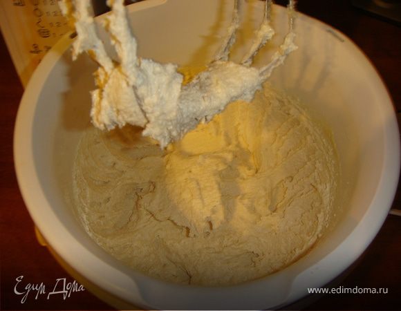С помощью миксера или комбайна взбить масло с оставшимся сахаром до консистенции легкого крема.