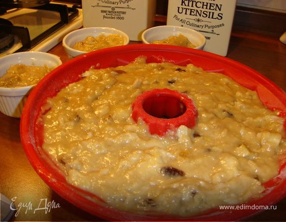 Вылить тесто в подготовленную форму. Выпекать 1,5 часа, готовность проверить деревянной шпажкой.