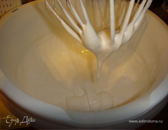Пока кекс остывает, приготовить глазурь. Белки взбить сначала с небольшим количеством сахарной пудры, постепенно ввести остальное, в конце добавить лимонный сок. Глазурь должна получиться тягуче-текучая. Если жестковата, то добавьте немного молока.