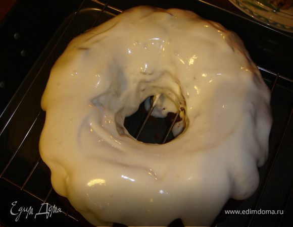 Остывший кекс перенести на блюдо, полить сверху глазурью. Посыпать оставшимися орехами и дать постоять 2 часа, чтобы глазурь застыла. У нас это не получилось! Хорошо бы еще чтобы он настоялся в холодильнике ночь!