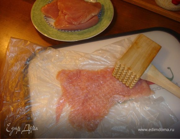 Нарезать мясо поперек волокон на куски шириной 1,5 см. Каждый кусок отбить в полиэтиленовом пакете до толщины 0,5 см.