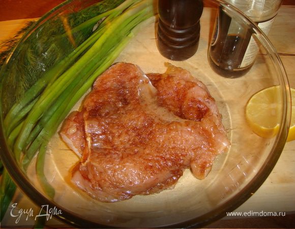 Замариновать в соевом соусе и свежемолотом перце, поставить в холодильник на пол часа - 1 час. 