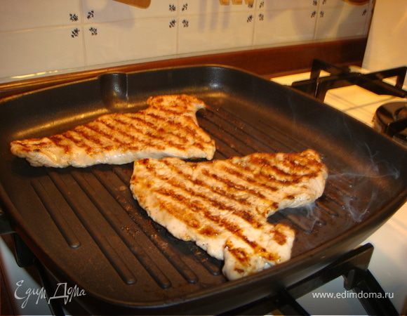 Разогреть сковородку-гриль. каждый стейк посолить. Обжаривать без масла, с каждой стороны по 2 минуты. 