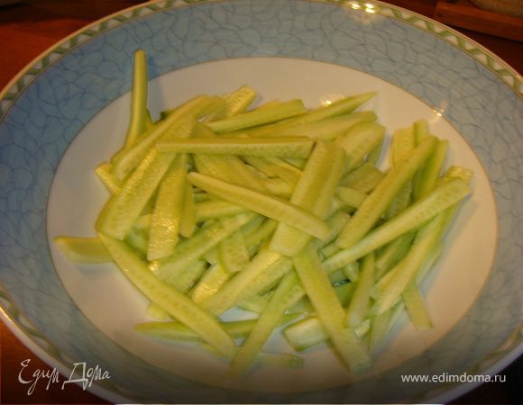 Огурцы нарезать тонкой соломкой