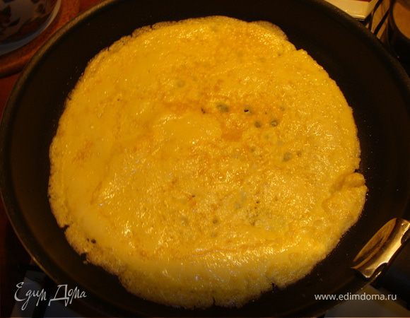 Желтки взбить с яйцом и поджарить на сковордке в виде тонкого блинчика, охладить.