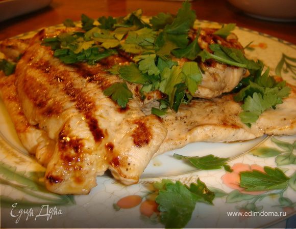 Приготовить заправку. Смешать соевый соус, немного соли, свежемолотый перец ( у меня была смесь), оливковое (кунжутное) масло, сок лимона. Заправить салат и моментально подавать. Я подавала со стейками из индейки