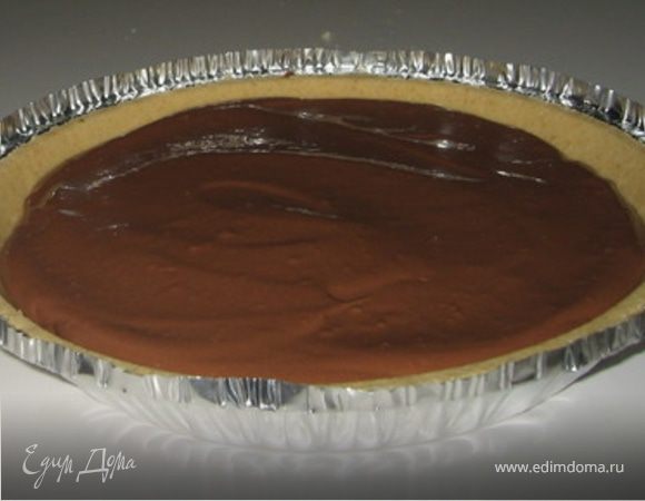 Добавить какао. Сколько угодно, до получения желаемого цвета. 3 ст.л. придают торту слегка шоколадний оттенок. Выложить оставшуюся часть массы с какао на светлый слой. Охлаждать 6 часов минимум, желательно около 12 часов. 