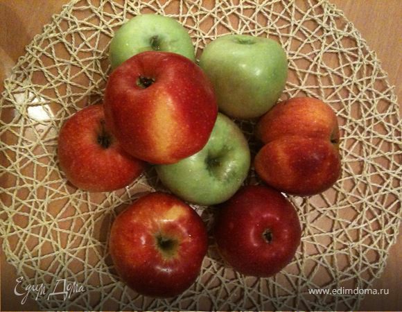 Берем яблоки (желательно разные сорта - так будет и вкуснее, и ароматнее) - 7-8 штук, удаляем сердцевину и натираем на крупной терке. Мелкую терку использовать не рекомендую, так как начинка превратится в кашу. 