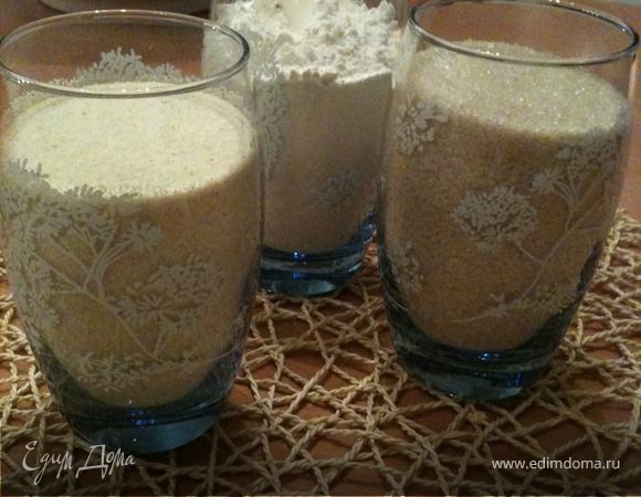 Берем по 1 стакану сахара, муки и манки и смешиваем в отдельной посуде. Полученную смесь мы ласково называем "сыпуха". Разогреваем духовку до 180 градусов, режим конвекция. Смазываем сливочным маслом форму для выпечки, глубиной не менее 5 см.