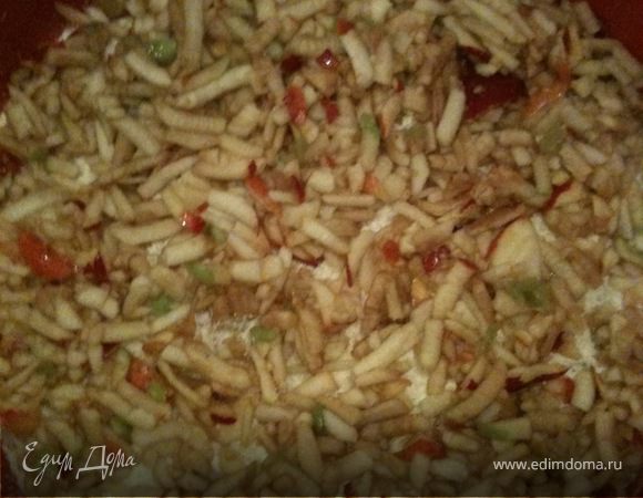 "Припорошим" нашей "сыпухой" дно формы, а сверху выложим слой натертых яблок. И так - слой за слоем:) Важно - так как наша "сыпуха" состоит из частиц разного размера, необходимо постоянно ее перемешивать. Слои должны быть тонкими (яблоки должны проглядывать из под смеси, а не выглядеть плотно утрамбованными), не стоит также приминать слои - пусть они будут абсолютно воздушными!