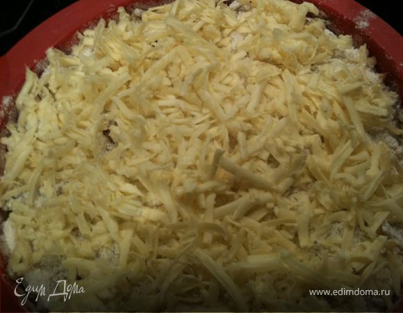 Последний слой из "сыпухи" (а всего их должно получиться приблизительно 5-7 - в зависимости от диаметра формы) щедро сдабриваем натертым на крупной терке сливочным маслом - и в духовку на 40-50 минут!