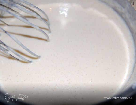 Сначала берем часть муки, подогреваем наше молоко слегка, чтоб дрожжи заработали, соль, сахар и дрожжи, все это смешиваем, взбиваем немного венчиком, накрываем полотенцем и ставим в теплое место минут на 30 минимум. Тесто должно покрыться пузырьками.