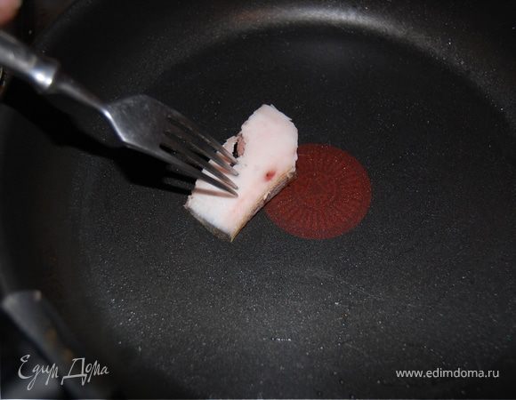 Добавляем оставшуюся муку, яйцо и подсолнечное масло. Все тщательно перемешиваем и можно приступать. Разогретую сковородку смазываем кусочком сала или сливочным маслом, нанесенным на половинку луковицы. У меня хорошая сковорода, но я все равно между блинами иногда промазываю сковородку - так и вкуснее, на мой взгляд, и точно не прилипнет блин.