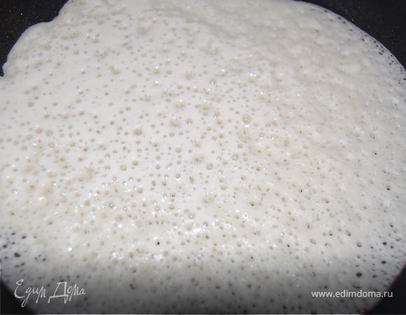 Берем половник, зачерпываем тесто и выливаем на сковородку, обжариваем с одной стороны на счет до 10-15, а со второй стороны еще меньше. Главное не передержать, а то получатся хрупкие края, а для блинчиков с мясом, например, это нежелательно. По первому блину сразу можно понять, все ли нас устраивает, я люблю блины тонкие, и если блин вышел не такой тонкий, как я люблю, я добавляю в тесто буквально 10-20 мл. кипятка. Если вам показалось, что блины не очень эластичные – добавьте масла, я всегда масло лью на глаз. Каждый готовый блин я складываю на тарелку, сверху намазываю маленьким кусочком сливочного масла. Из приготовленного теста у меня получается в среднем 15 блинов. Диаметр моей сковороды 22 см.