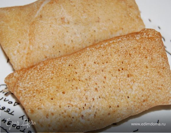 Конкретно эти блины я готовила для блинов с мясом. Чтоб не писать 2 рецепта – отварную говядину прокручиваю в мясорубке, на сковороде обжариваю на сливочном масле  рубленный репчатый лук и мелко нарезанный чеснок, добавляю фарш и обязательно бульон, чтоб фарш получился сочный, но ни в коем случае не жидкий, солю, перчу. Все! Фарш заворачиваю в блин, обжариваю на сковороде и кормлю мужа! И вам приятного аппетита!
П.С. Чуть не забыла - если вы не сразу собираетесь их есть, накройте пищевой пленкой, чтоб не зачерствели.