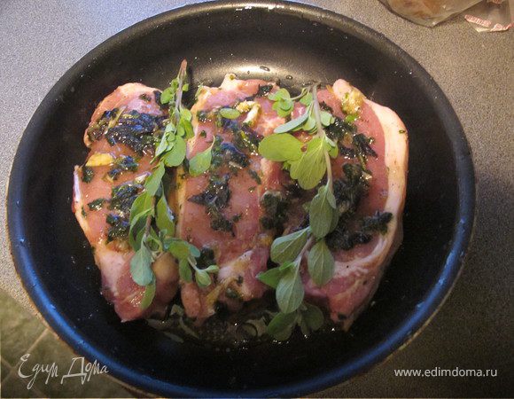 Выложить свинину в жаропрочную форму, сверху положить свежие листики майорана. Поставить в духовку разогретую до 200 гр. Через 20 минут убавить до 160 гр. И запекать еще минут 40.