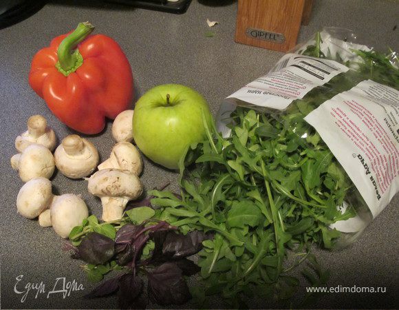 Яблоки очистить, нарезать дольками и обжарить с двух сторон. Болгарский перец нарезать соломкой и обжарить. Грибы крупно нарезать и  обжарить.