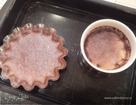 Взбейте яйца миксером до пышноты, влейте остывшее молоко с медом. Вылейте массу в формочки и поставьте в духовку(в противень с водой) на минут 30-40, до загустения массы.