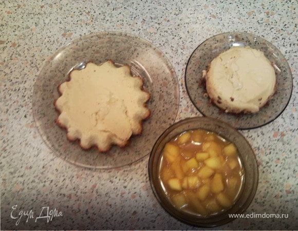 Готовые десерты опрокиньте на тарелку и выложите сверху кусочки манго с апельсиновым соком.