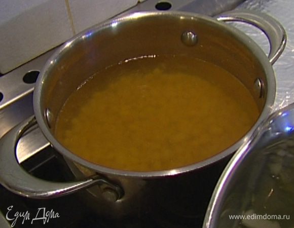 Фасоль замочить в большом количестве воды на несколько часов, а лучше на ночь. Затем промыть, снова залить большим количеством холодной воды и отварить до готовности. 