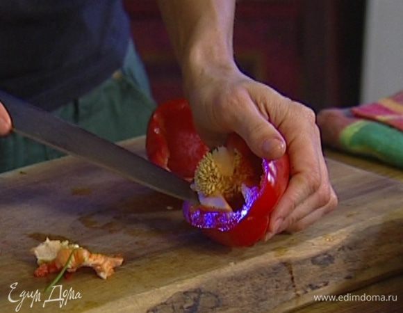 У сладкого перца удалить семена и плодоножку.