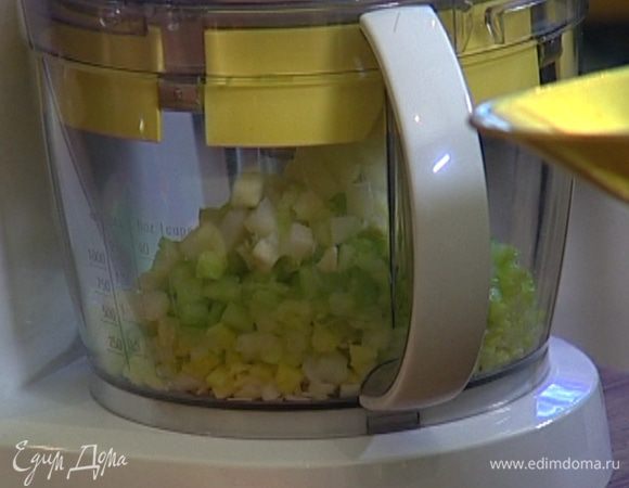 Порей, сельдерей, луковицу и 3 зубчика чеснока нарезать кубиками. 