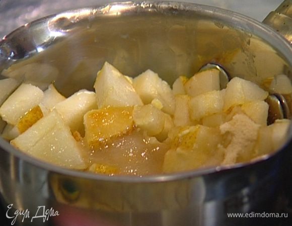 В небольшой кастрюле разогреть сливочное масло, добавить грушу, сахар и лимонный сок. Прогревать, пока сахар не растворится, а груша не станет немного мягче (кубики не должны развариться и потерять форму!). 