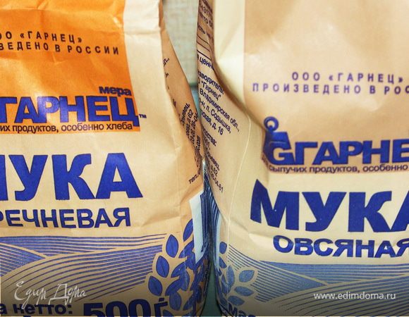 Семечки подсушить на сковороде или в духовке.Смешать сухие ингредиенты.