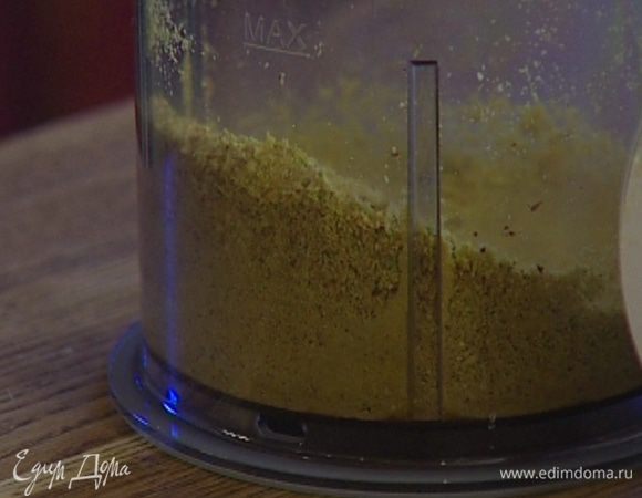 Фисташки измельчить с помощью блендера практически в пудру (немного орехов оставить целыми для украшения).