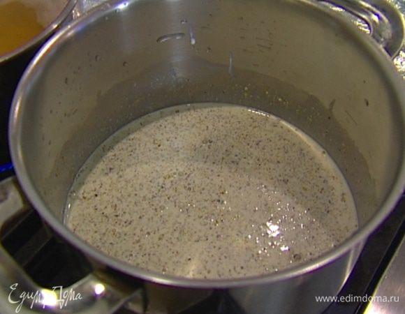 Молоко и сливки влить в небольшую кастрюлю, добавить измельченные фисташки, поставить на огонь и довести смесь до кипения, но не кипятить. 