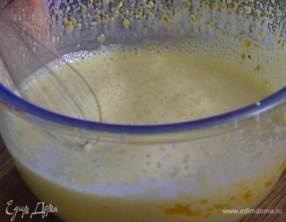 Небольшими порциями, непрерывно помешивая, ввести к желткам горячее молоко со сливками и фисташками. 