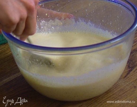 Посуду с молочно-желтковой массой поставить на водяную баню и прогревать на небольшом огне, пока она не загустеет. 