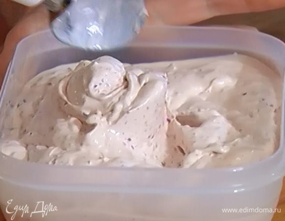 Вылить все в пластиковый контейнер и остудить, затем поставить в морозилку на 6–8 часов. Мороженое время от времени перемешивать деревянной ложкой, чтобы оно было однородным. 

