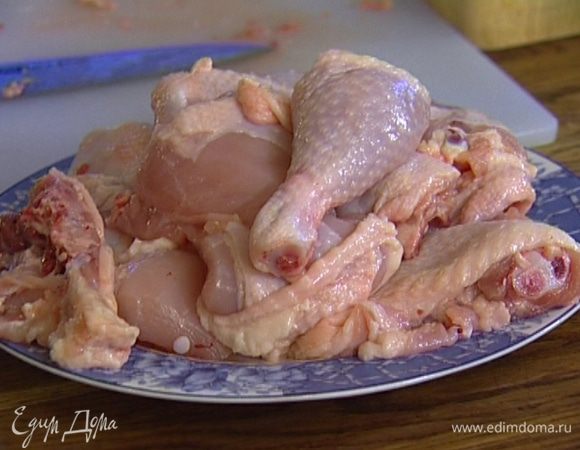 Тушку цыпленка вымыть, просушить бумажным полотенцем, разрезать на крупные куски, слегка посолить и поперчить.