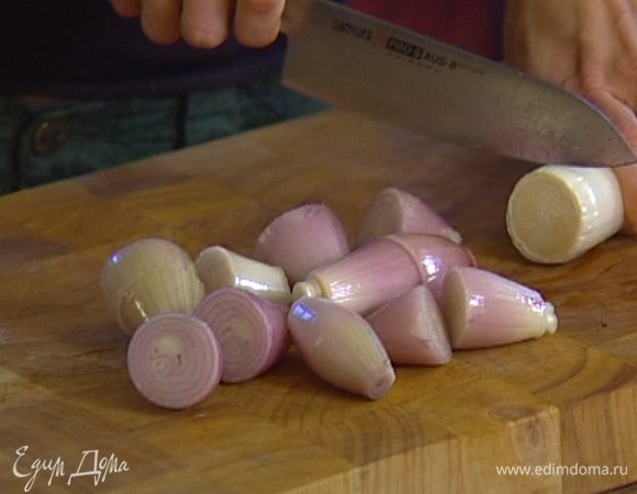 Лук-шалот и чеснок почистить и крупно нарезать.