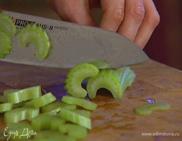 Сельдерей порезать небольшими кубиками, а светлую часть порея — полукольцами.