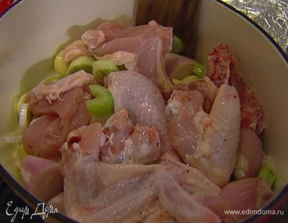 В большой тяжелой кастрюле разогреть сливочное масло, добавить лук, чеснок, сельдерей и все слегка прогреть. Отправить в кастрюлю с овощами куски цыпленка и обжарить до золотистого цвета.