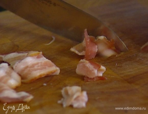 Бекон порезать на небольшие кусочки.