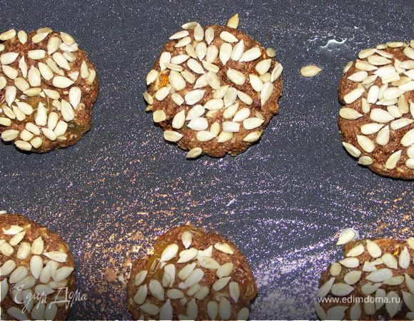 Влажными руками сформировать печеньки.Обмакнуть в семечки.Выложить на смазанный слив.маслом протвень.