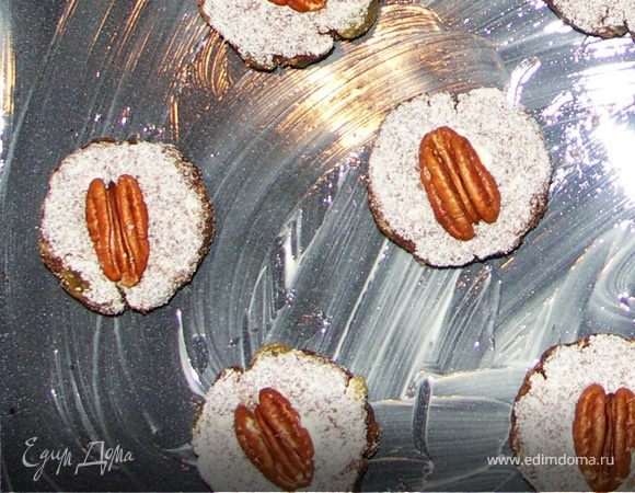 Часть печенек обмакнуть в манку и вдавить в них орешек пекан.Выпекать 20 мин.Духовка 160С За 5 мин до готовности смазать желтком.