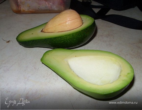 салат порвать руками, сельдерей нарезать мелкой-мелкой соломкой, огурец соломкой, помидор кубиками, авокадо ломтиками, выложить все друг на друга либо перемешать в салатнице, кому как нравится)
