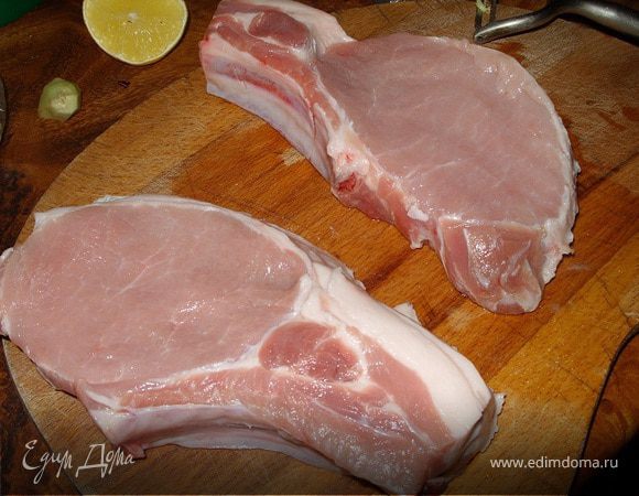 хорошенько отбить котлеты
лук нарезать полукольцами