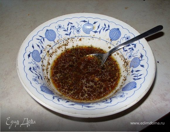 приготовить маринад: растолочь в ступке гвоздику с черным перцем,натереть на мелкой терке имбирь,
смешать соевый соус,лимонный сок, масло, с гвоздикой, перцем, корицей, имбирем, базиликом, хорошенько размешать.