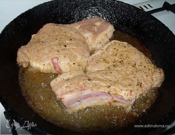 обжарить на сильном огне в растительном масле на хорошо разогретой сковороде до готовности.
Приятного аппетита!)