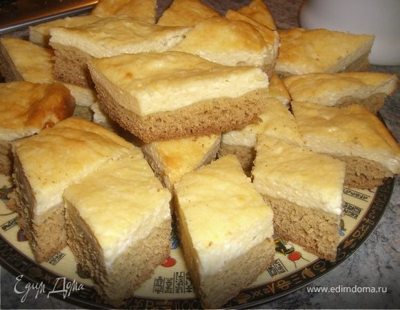 Противень смазать сливочным маслом, выложить слой теста, затем творожную массу. Взбить яйцо и смазать ним творожную массу. Выпекать мин. 40-50.