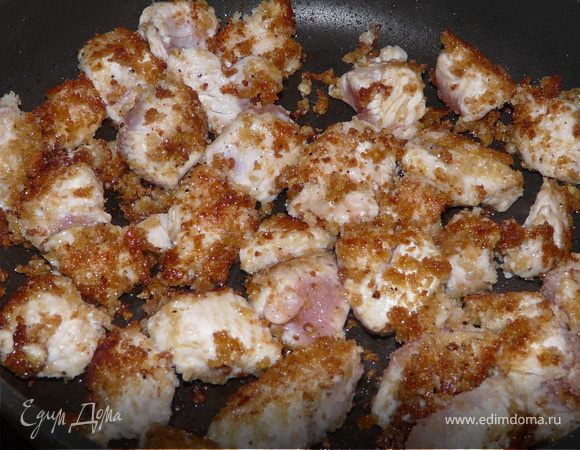 Обвалять мясо в крошках, соли, перце и на оливковом масле подрумянить.  Вынуть. 